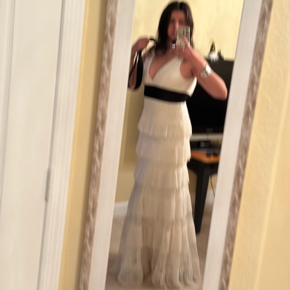 BCBGMaxAzria Tiered offwhite Wedding Dress - Picture 4 of 13